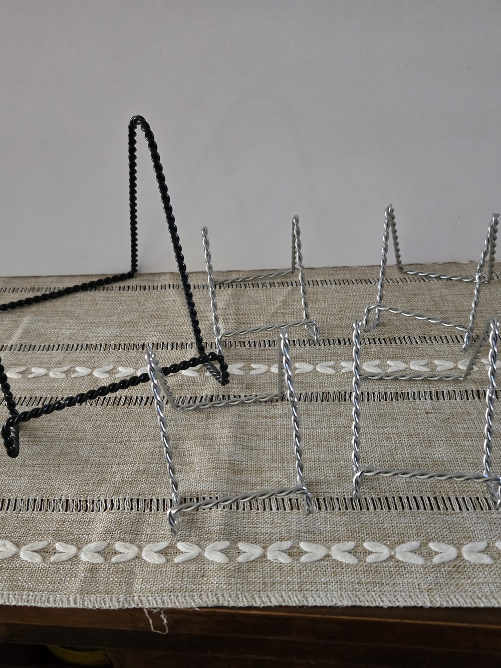 5 Decorative Twisted Wire Plate Stands - Black and Silver